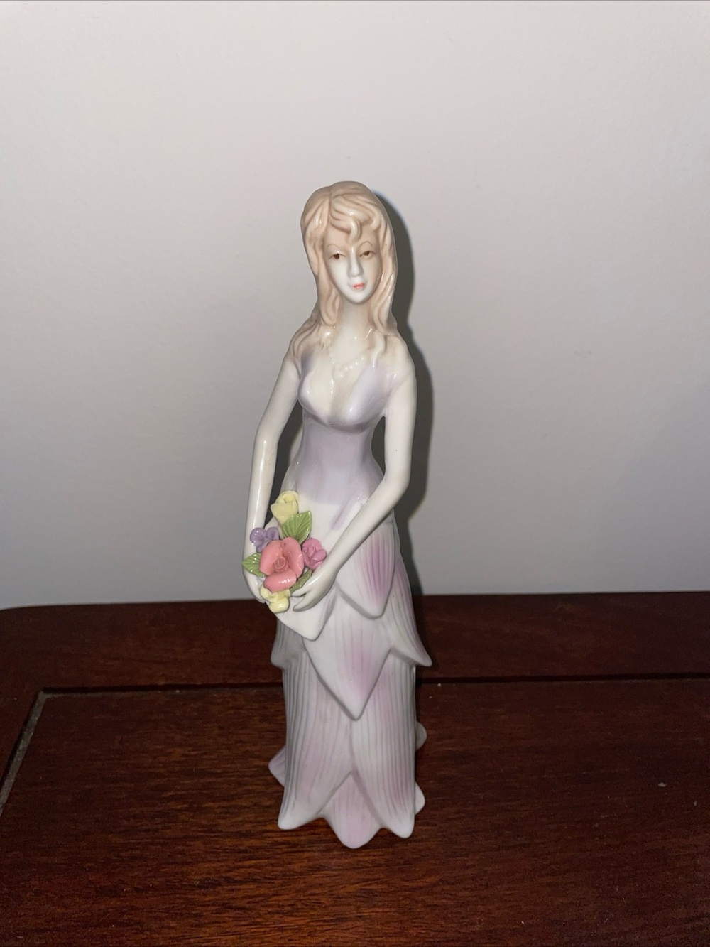 Vintage-porcelain figurine-pretty woman w bouquet of flowers-Romantic style